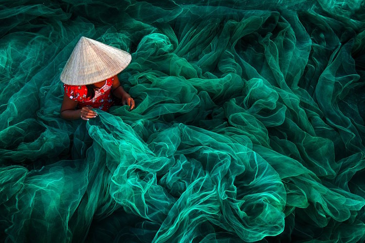 Giải nhất hạng mục ảnh màu: Tác phẩm Making fishing nets (Đan lưới đánh cá) – Danny Yen Sin Wong. Chụp tại một làng chài ở Phan Rang, Việt Nam.