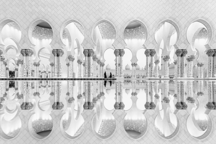 Giải nhì hạng mục kiến trúc: Tác phẩm Women Reflection – Ali Al Hajri. Vẻ đẹp của đền Sheikh Zayed được thể hiện qua bức ảnh với góc chụp phản chiếu đối xứng.