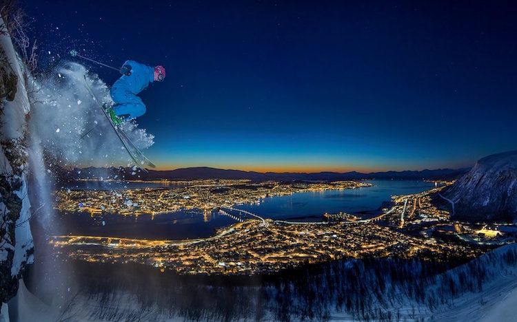 Giải nhất hạng mục ảnh thể thao: Tác phẩm Urban skiing in the Arctic – Audun Rikardsen (Na uy). Khoảnh khắc trượt tuyết trong đêm với độ cao 10m so với mặt đất.