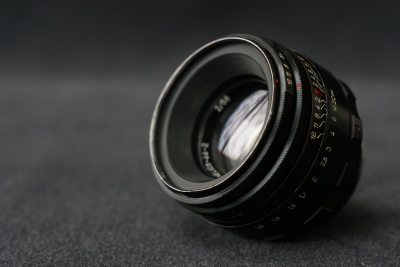 Lens Helios 44-2 sản xuất bởi MMZ, bản màu đen, chữ trắng